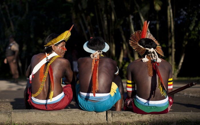 Thành viên bộ lạc Kayapo ngồi trên lề đường ở làng Kari-Oca