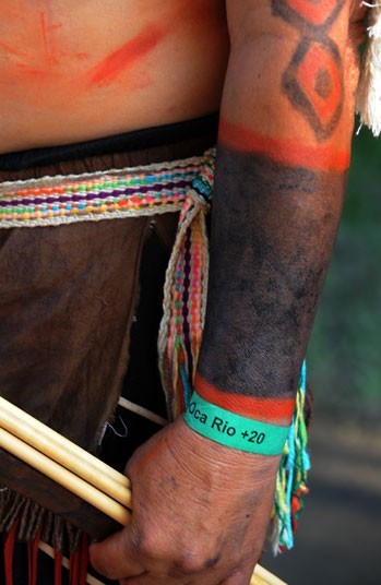 Một người đàn ông Guarani Kaowa vẽ biểu tượng Rio +20 trên cổ tay.