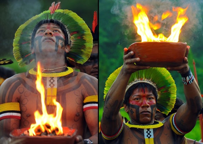 Một người đàn ông Kayapo giữ ngọn lửa thiêng trong lễ khai mạc tại làng Kari-Oca .