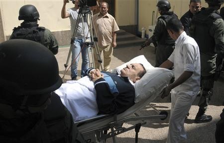 Ông Mubarak được đưa tới phòng xử án ở Cairo bằng giường bệnh.