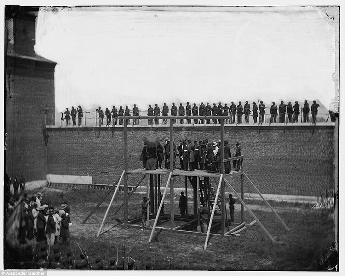 4 kẻ chủ mưu ám sát Tổng thống Lincoln trên giá treo cổ tại Washington DC. năm 1865. Ảnh được chụp bởi nhiếp ảnh gia người Scotland, Alexander Gardner.