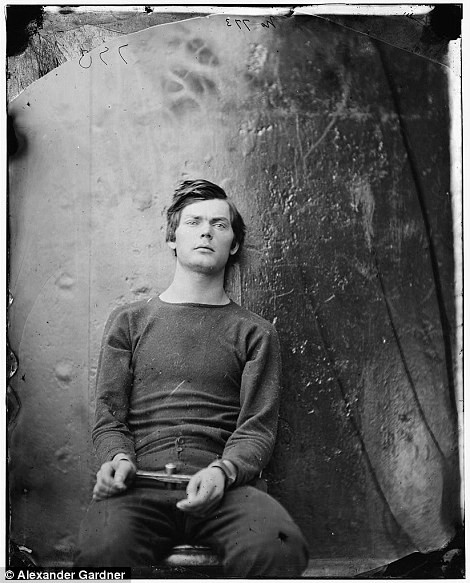Lewis Powell, bị tử hình năm 21 tuổi, được mô tả trong một ấn phẩm phát hành năm 1890 là một "thanh niên tàn bạo, cục súc, đầu óc mông muội" đến từ Florida.