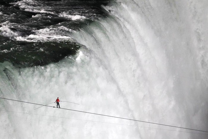 Vận động viên biểu diễn mạo hiểm Nik Wallenda đi bộ trên dây vượt qua thác Niagara nối liền giữa Mỹ và Canada.
