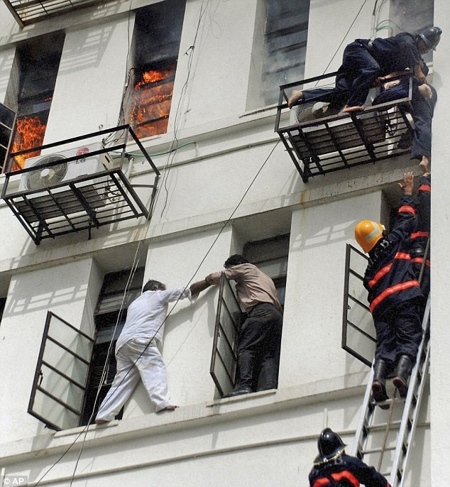 Nhiều nhân viên làm việc trong tòa nhà chính phủ buộc phải thoát thân ra ngoài bằng cửa sổ.