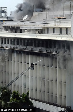 Lực lượng cứu hỏa Mumbai đã sơ tán 65 người mắc kẹt trên tầng 5,6 của tòa nhà.
