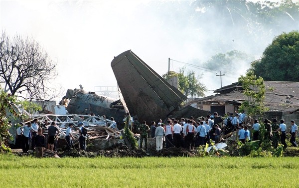 Hiện trường thảm kịch rơi máy bay quân sự tại Indonesia hôm 21/6