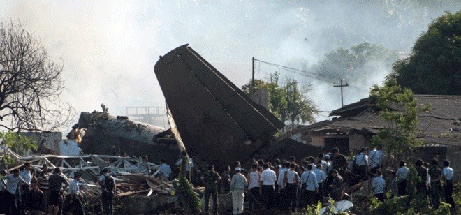 Hiện trường thảm kịch rơi máy bay quân sự tại Indonesia hôm 21/6