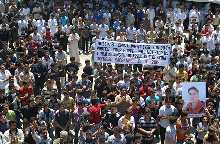 Người biểu tình tại Kfar Nebel, trong đó có 1 khẩu ngữ nói Nga, Trung Quốc bảo vệ chính quyền của Tổng thống Syria tại tỉnh Idlib ngày 8 tháng 6 năm 2012.