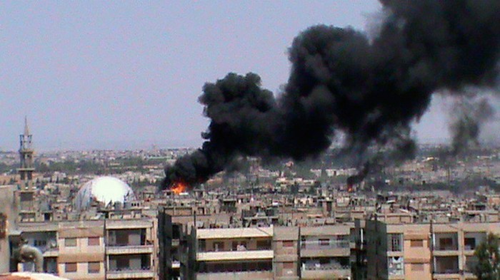 Khói bốc lên từ Al Khalidieh, Homs ngày 8/6/2012.