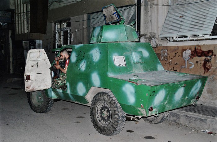 Một phiến quân Syria ngồi bên trong chiếc xe đã được chuyển thành một chiếc xe chiến đấu bọc thép trong khu phố Khaldiyeh, tỉnh Homs ngày 15 tháng 5 năm 2012.