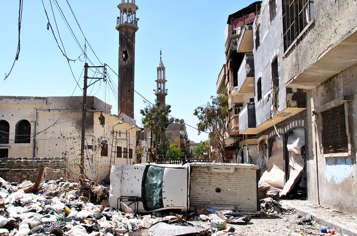 Một chiếc xe bị hư hỏng sau các cuộc tấn công trên đường phố ở Homs ngày 20/4/2012.