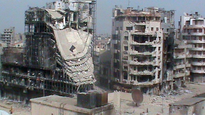 Các tòa nhà của phe đối lập bị hư hại sau một cuộc tấn công của quân chính phủ Syria tại Homs ngày 4 tháng 5 năm 2012.