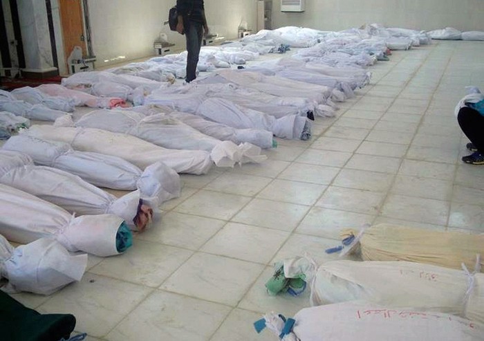 Thi thể của những người biểu tình được cho là đã bị giết bởi lực lượng an ninh của chính phủ nằm trên mặt đất tại nhà thờ Hồi giáo Al Bin Al Hussein gần Homs ngày 26/5/2012.
