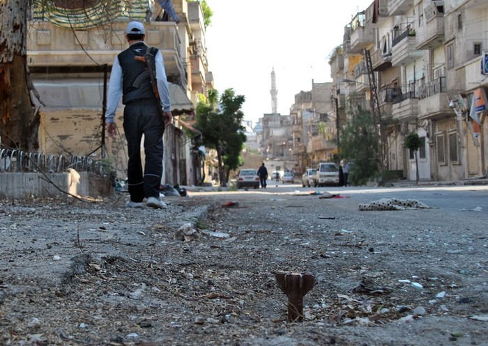 Một phiến quân Syria đi trong khu phố Khaldiyeh ở tỉnh Homs, miền trung Syria, ngày 15 tháng 5 năm 2012.