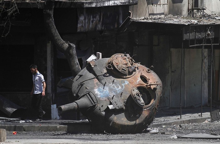 Một phần của chiếc xe tăng quân sự đã bị phá hủy với dòng chữ được viết bằng tiếng Ả Rập có nghĩa là "tự do" bị bỏ lại trên đường phố hoang tàn ở Ariha, vùng ngoại ô của Idlib ngày 10/6/2012.