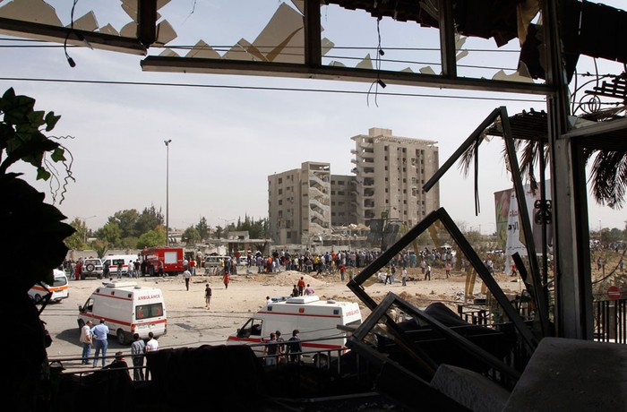 Người dân tập trung quanh hiện trường một vụ nổ tại Damascus ngày 10 tháng 5 năm 2012.