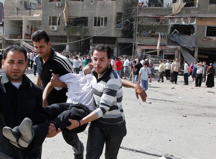 Một người đàn ông bị thương được đưa đi cấp cứu sau một vụ nổ ở Damascus, ngày 10 tháng 5 năm 2012.