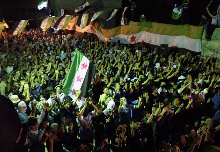 Những người biểu tình phản đối Tổng thống Syria Bashar al-Assad tại Kfr Suseh, Damascus ngày 12/6/2012.