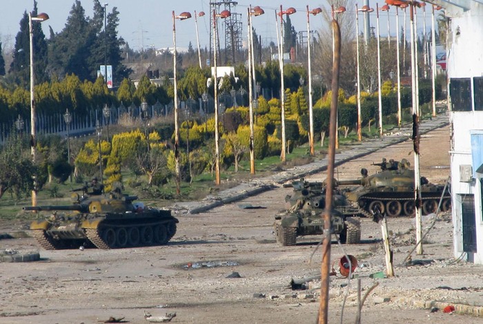 Xe tăng quân đội Syria tại lối vào khu phố Baba Amr ở Homs ngày 10 tháng 1 năm 2012.