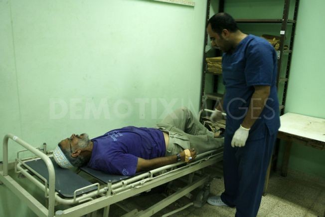 Một người đàn ông Palestine bị thương trong cuộc không kích mới nhất của quân đội Israel tại Khan Younis, nam Dải Gaza.