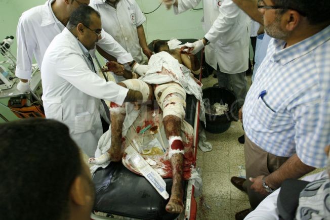 Các bác sĩ tại bệnh viện Nasser cấp cứu cho nạn nhân bị thương nặng sau vụ không kích của quân đội Israel tại Khan Younis.