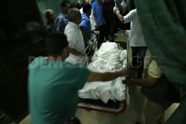 Các bác sĩ tại bệnh viện Nasser cấp cứu cho nạn nhân bị thương nặng sau vụ không kích của quân đội Israel tại Khan Younis.