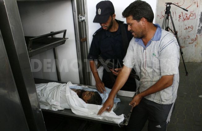 Thân nhân tới tiễn biệt bé Ali Al-Shawaf tại bệnh viện Nasser ở Khan Younis vào ngày 23 tháng 6 năm 2012.