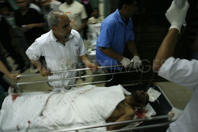 Một người đàn ông Palestine bị thương nặng trong cuộc không kích của quân đội Israel tại Khan Younis, nam Dải Gaza được cấp cứu tại bệnh viện địa phương.