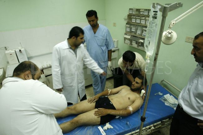 Một người đàn ông Palestine khác bị thương trong cuộc không kích mới nhất của quân đội Israel tại Khan Younis, nam Dải Gaza.