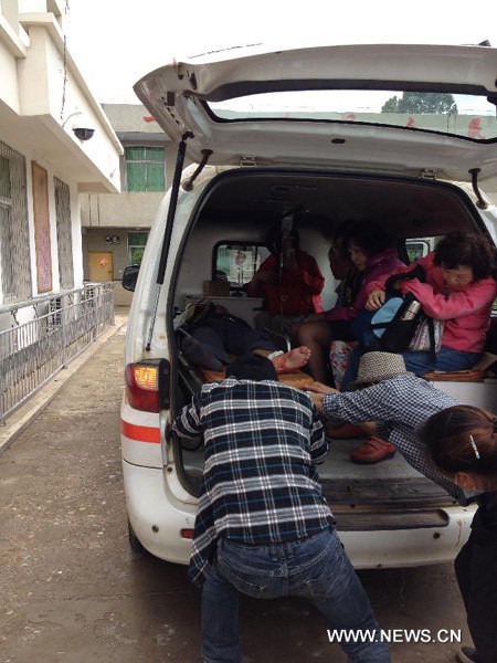 Một người bị thương được đưa lên chiếc xe cấp cứu gần hồ Lugu thuộc biên giới giữa tỉnh Vân Nam và tỉnh Tứ Xuyên.
