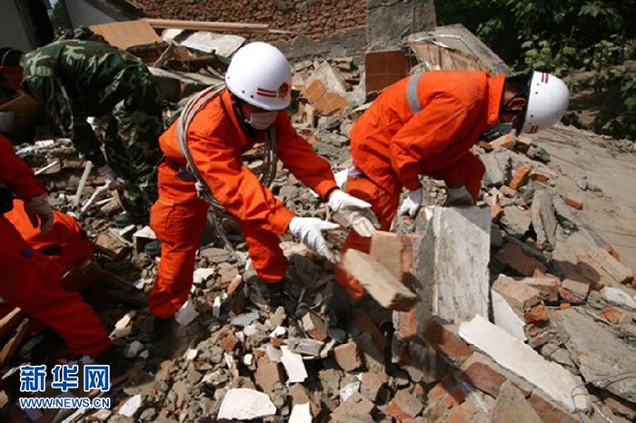 Nhiều ngôi nhà đã bị sập đổ do trận động đất ngày 24/6.