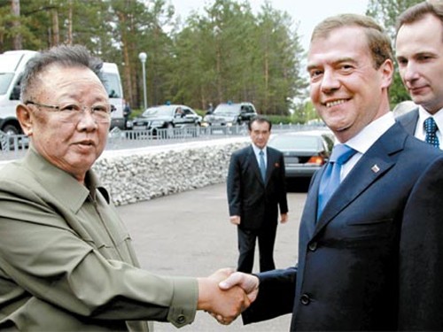 Cố chủ tịch Triều Tiên Kim Jong-il (trái) bắt tay cựu Tổng thống Nga Dmitry Medvedev trong chuyến thăm nước Nga năm 2011.