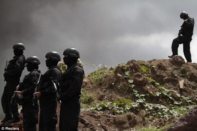 Cảnh sát Panama bảo vệ hiện trường vụ tiêu hủy ma túy số lượng lớn.