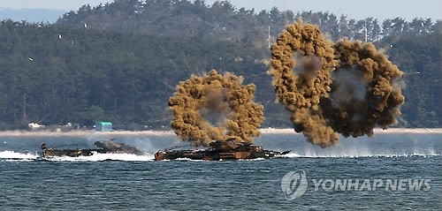 Xe bọc thép tham gia tập trận chung trên biển với quân đội Mỹ tại Taean ngày 25/6.