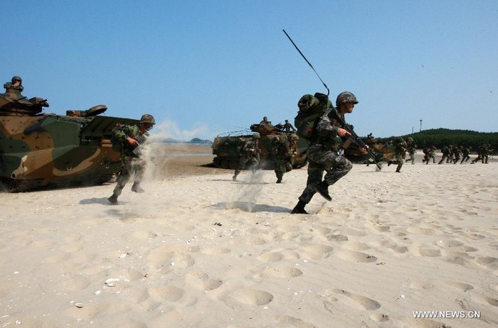 Lính Hàn Quốc tham gia tập trận với quân đội Mỹ trên bãi biển Anmyeondo, tỉnh Chungcheong ngày 25/6.