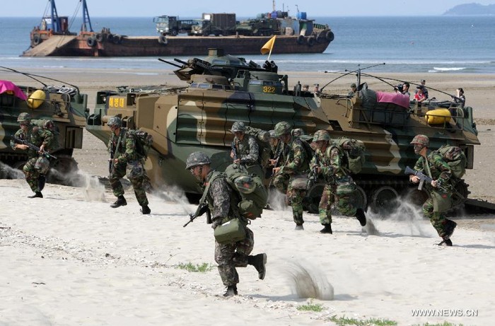 Lính hải quân Hàn Quốc tham gia tập trận tại bãi biển Anmyeondo, tỉnh Chungcheong ngày 25/6.