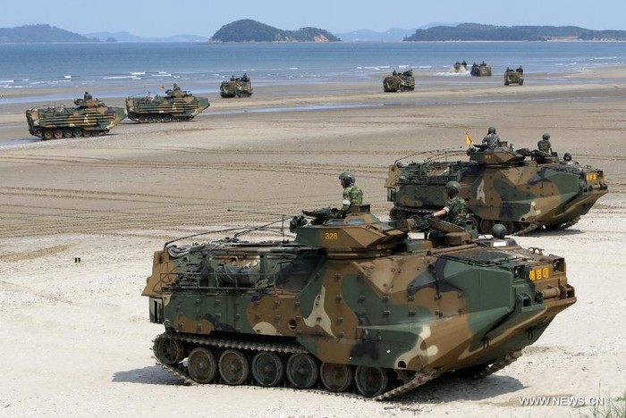 Lính hải quân Hàn Quốc tham gia tập trận chung tại bãi biển Anmyeondo, tỉnh Chungcheong ngày 25/6.