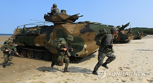 Lính hải quân Hàn Quốc điều khiển xe bọc thép lội nước tham gia diễn tập đổ bộ trên bờ biển Taean, phía tây Hàn Quốc ngày 25/6.