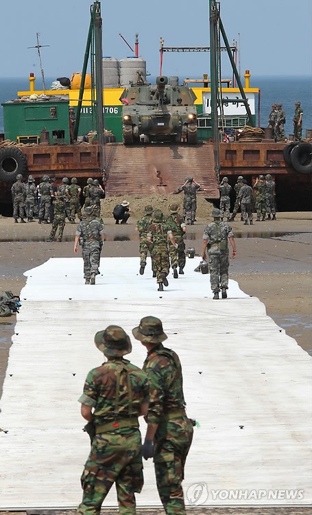 Lính Hàn Quốc chuẩn bị trước khi tham gia diễn tập đổ bộ trên bờ biển Taean, phía tây Hàn Quốc ngày 25/6.