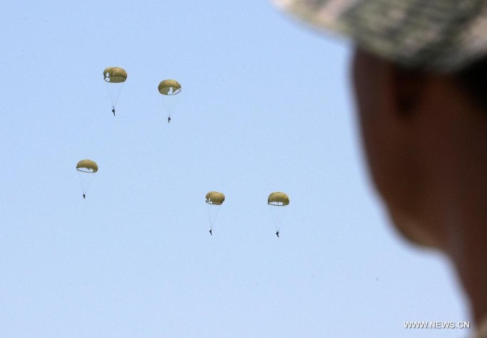 Lính Hàn Quốc nhảy dù trong cuộc tập trận chung tại bãi biển Anmyeondo, tỉnh Chungcheong ngày 25/6.