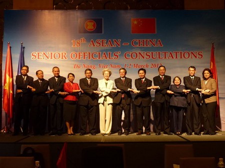 Bà Phó Doanh (áo trắng) nhấn mạnh rằng mối quan hệ với các nước ASEAN là "ưu tiên không thể bàn cãi" đối với Bắc Kinh.