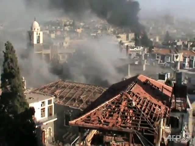 Khói bốc lên từ hiện trường một cuộc xung đột bạo lực tại tỉnh Homs của Syria.