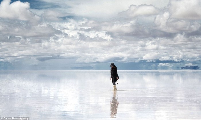Khách du lịch đi trên mặt hồ muối Salar de Uyuni.