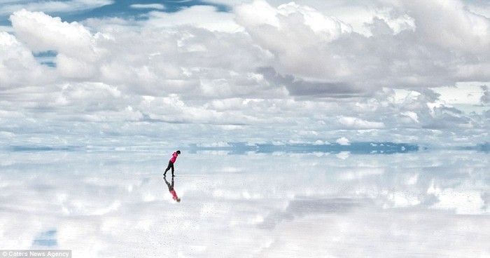 Salar de Uyuni nằm ở phía tây nam Bolivia, gần đỉnh của dãy Andes, ở độ cao 3.600m trên mực nước biển.