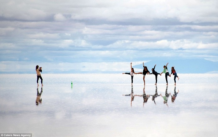 Hồ muối Salar de Uyuni giống như một tấm gương khổng lồ trải dài 6.500 dặm.