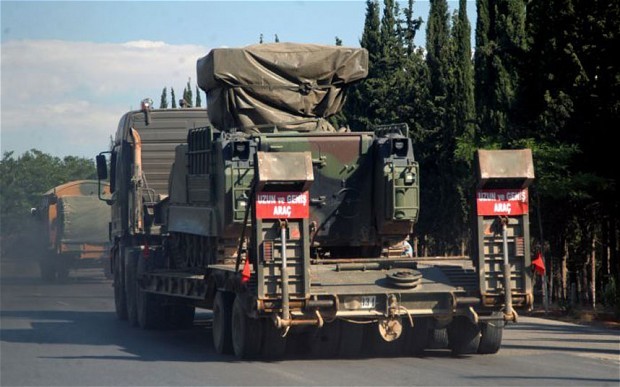Xe quân sự Thổ Nhĩ Kỳ chở một bệ phóng tên lửa tới khu vực tiếp giáp biên giới Syria.