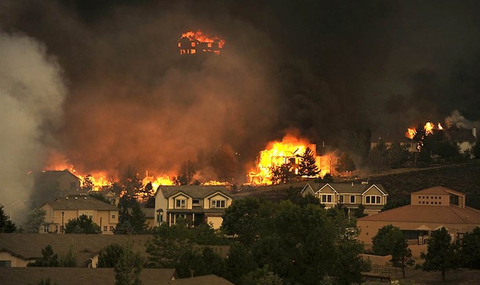 Đám cháy rừng tấn công khu vực dân cư gần Colorado Springs, Colorado, Mỹ ngày 26/6.