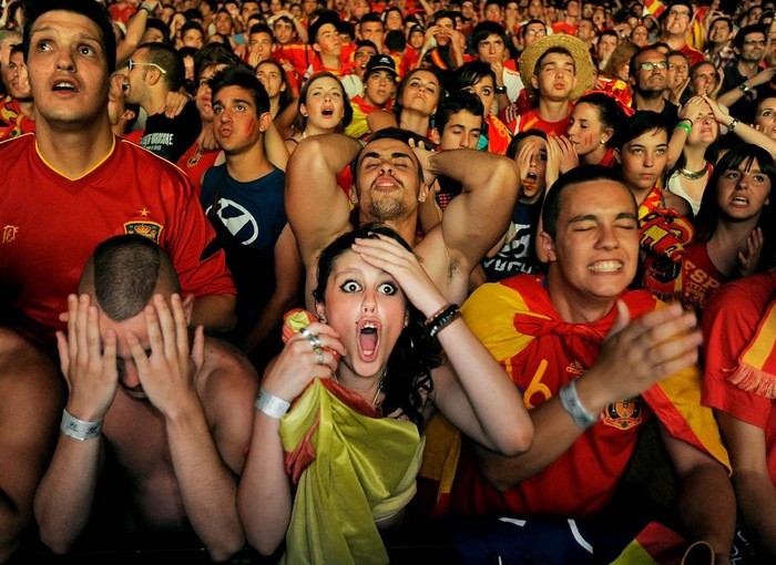 Người hâm mộ Tây Ban Nha hồi hộp theo dõi cuộc đấu với Bồ Đào Nha trong trận bán kết EURO 2012 qua màn hình ngoài trời ở thành phố Madrid ngày 27/6.