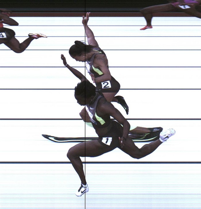Hình ảnh chi tiết cho thấy 3 vận động viên kết thúc 100m cuối cùng tại một cuộc thi đấu thể thao ở Mỹ.