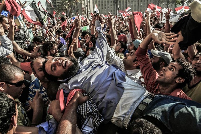 Những người Hồi giáo tại quảng trường Tahrir, Cairo ngày 24/6 - ngày bầu cử Tổng thống Ai Cập. Theo kết quả chính thức, ông Mohammed Morsi đã trở thành người chiến thắng với 51,7% phiếu ủng hộ. Đối thủ của ông, cựu thủ tướng Ahmed Shafiq nhận được 43,8%.